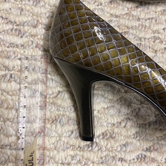 New Liz Claiborne snake skin heels - Picture 5 of 5